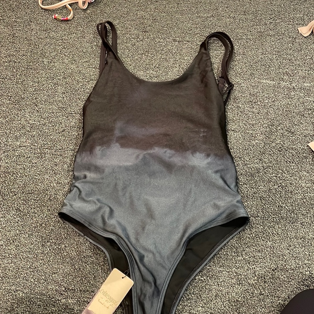 Small tags on entreaguas one piece ombre and detailed open back